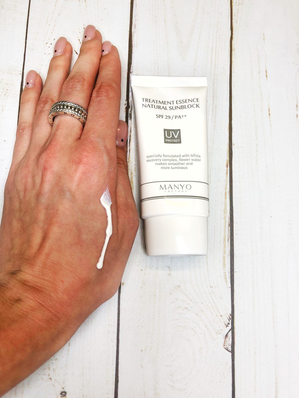 Санскрин Manyo Factory Treatment Essence Natural Sun Block, текстура